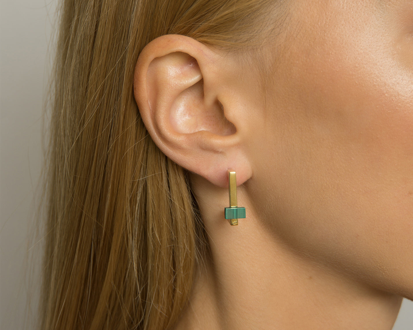 Nahaufnahme des Malachit-Inlays mit 18K vergoldeter Fassung